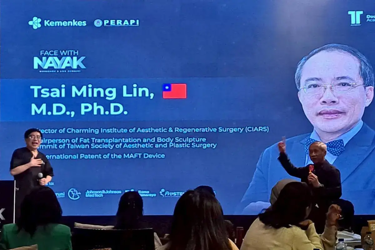 Taiwan plastic surgeon Dr. Tsai-Ming Lin, inventor of the MAFT-GUN®, speaking on micro-autologous fat transplantation at an international conference.