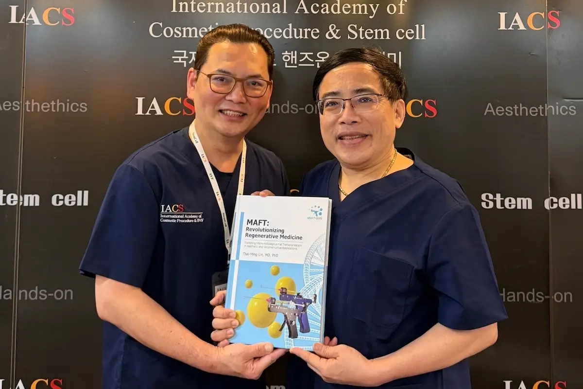 林才民醫師於 2026 年 IACS 會議與 Dr. Lan Leong Chung 合影,展示其 MAFT 精微自體脂肪移植專書。