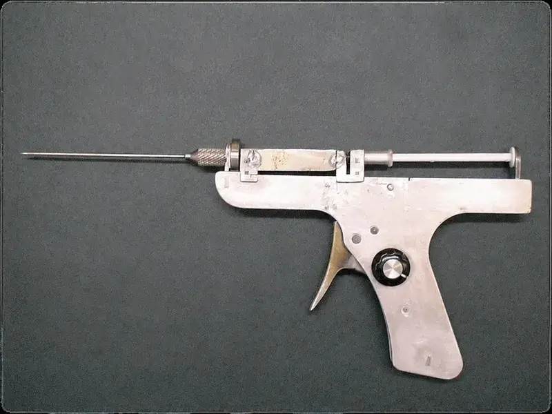 林才民醫師研發 MAFT-GUN® 過程中的早期原型注射器械,呈現定量脂肪推注裝置的初期機械設計