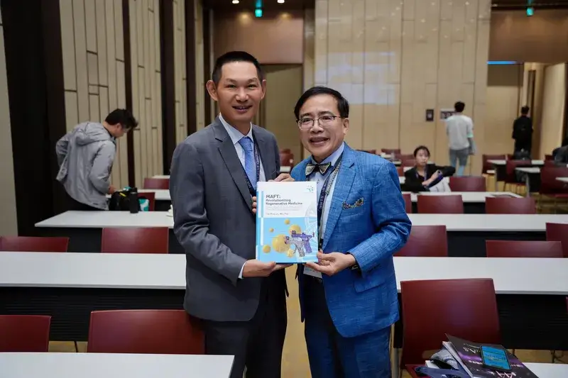 林才民醫師贈送MAFT專業教科書予台灣微整形美容醫學會陳俊光理事長